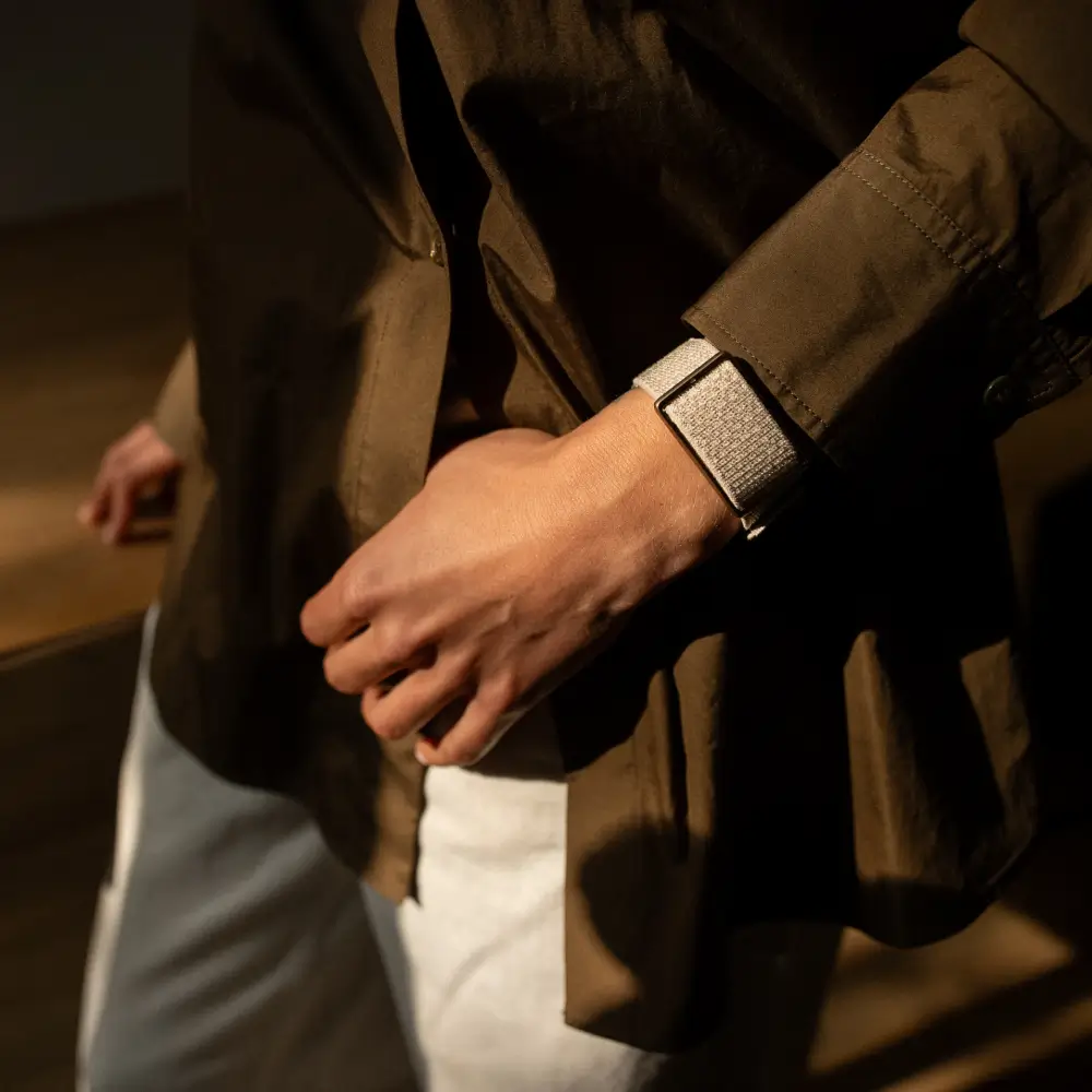 Junge Frau trägt Polar Loop SoftWeave Wechselarmband – Brown Copper - in der Freizeit