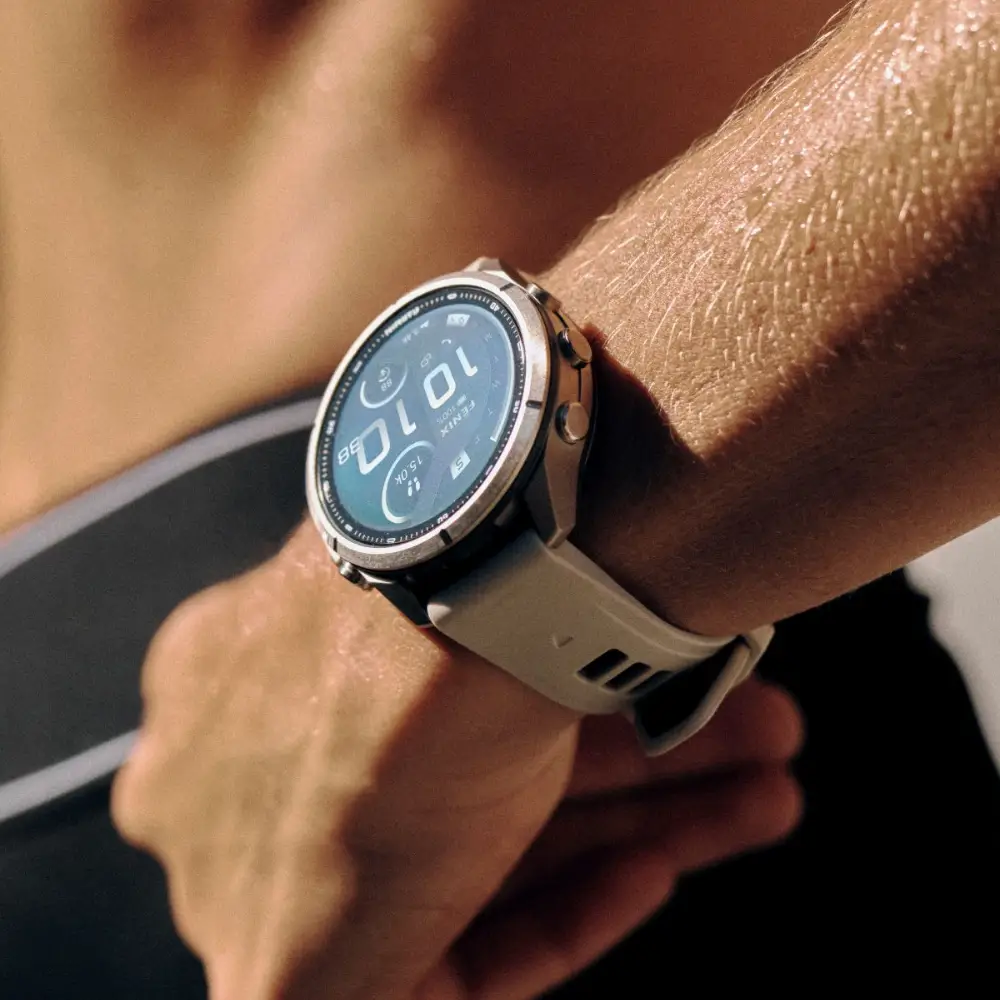 Garmin fenix 9 Pro inReach 43 mm Titan Nebelgrau/Dunkler Sandstein