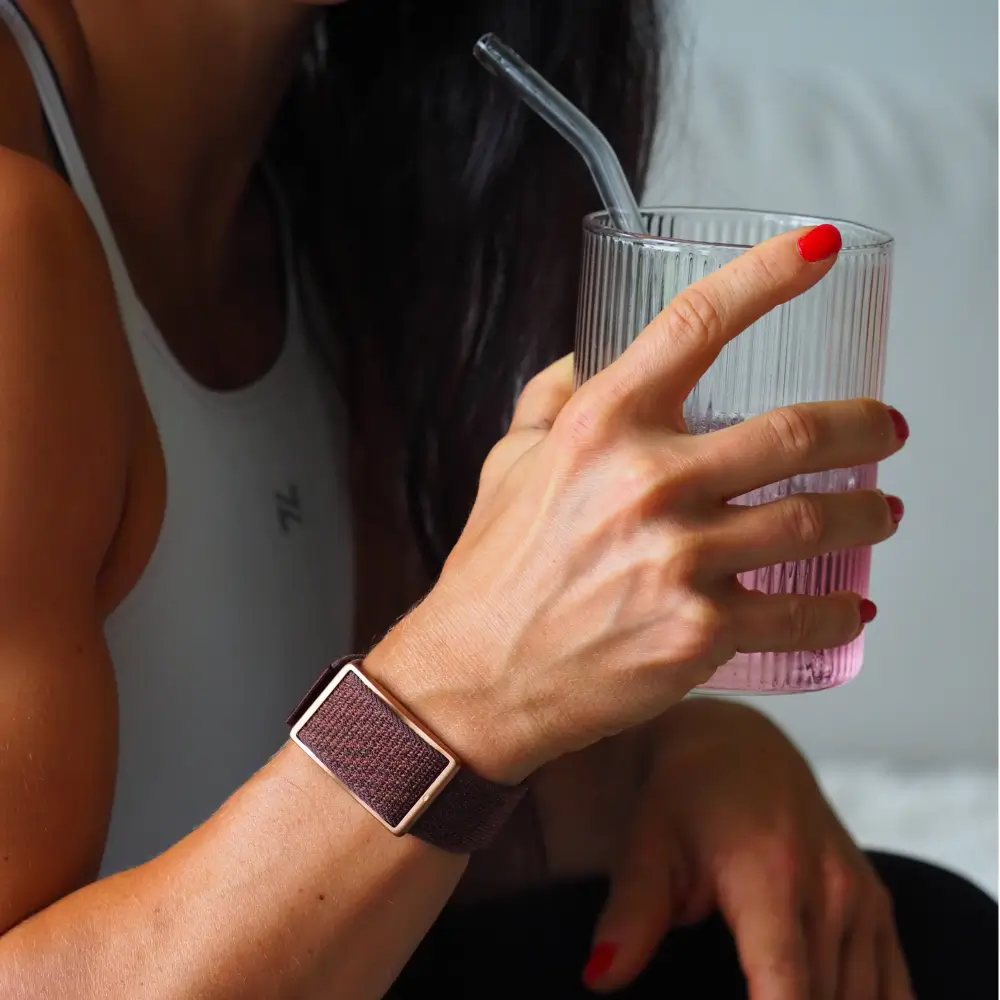 Sportlerin trägt Polar Loop SoftWeave Wechselarmband – Brown Copper - beim Fitness