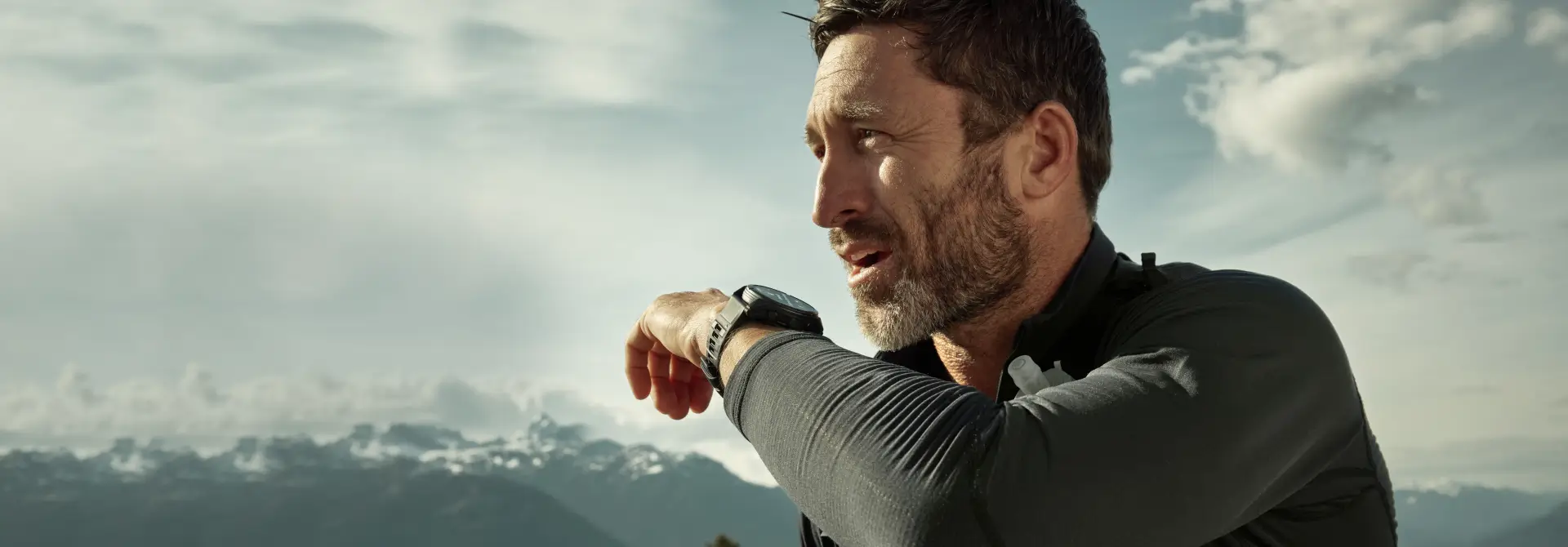 Verletzter Trailrunner nutzt SOS Notruf der Garmin fenix 8 Pro GPS Multisportuhr