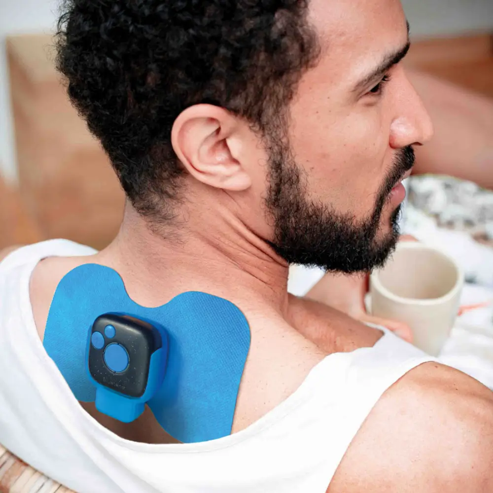 Mann nutzt Bluetens Serenity-Kit V4 für praktische Schmerzlinderung am Nacken