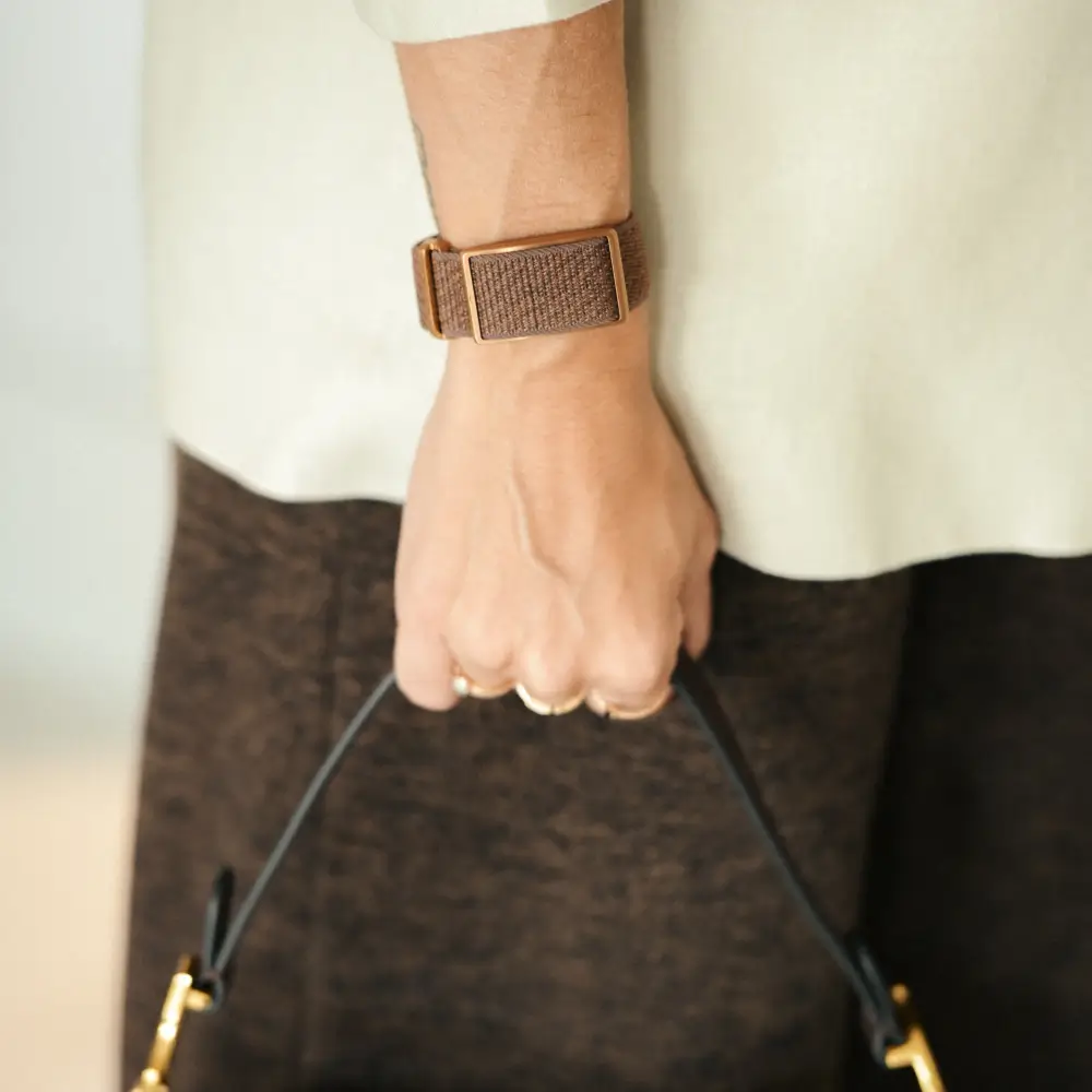 Elegante Frau trägt Polar Loop SoftWeave Wechselarmband – Brown Copper