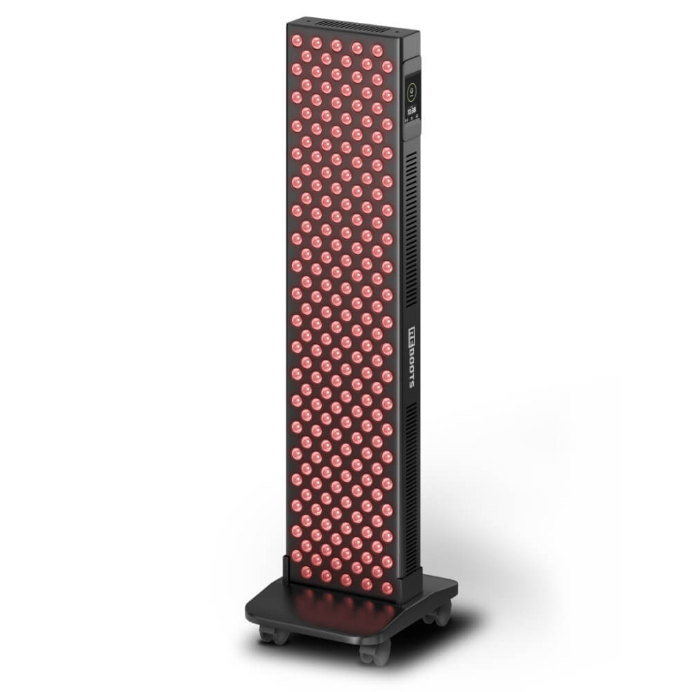 Studioaufnahme des Reboots Relight Pro Rotlicht-Standpanels auf einem rollbaren Standfuß im eingeschalteten Zustand mit intensiv rot leuchtenden LEDs.