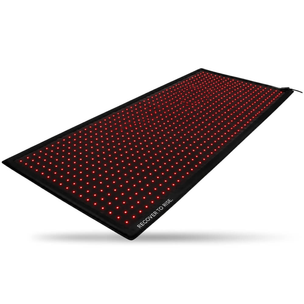 Freigestellte Produktansicht der Reboots Relight Mat Rotlichttherapie-Matte mit aktivierten, roten LED-Wellenlängen auf weißem Hintergrund.