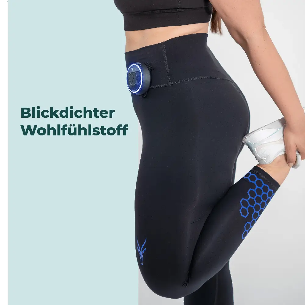 Nahaufnahme einer Frau von der Seite beim Dehnen in der schwarzen Antelope EMS-Leggings. Der Textzug „Blickdichter Wohlfühlstoff“ steht links neben dem blau leuchtenden Booster am Hosenbund.