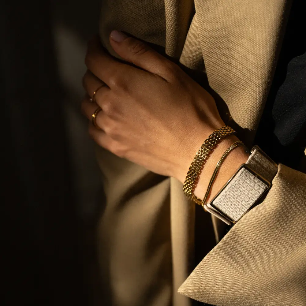 Junge Frau trägt Polar Loop SoftWeave Wechselarmband – Brown Copper - in der Freizeit
