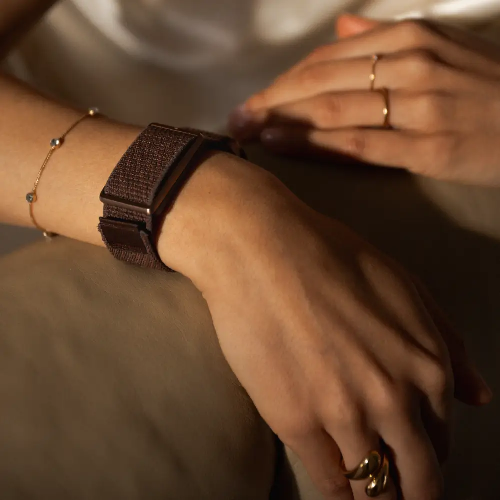 Elegante Frau trägt Polar Loop SoftWeave Wechselarmband – Brown Copper