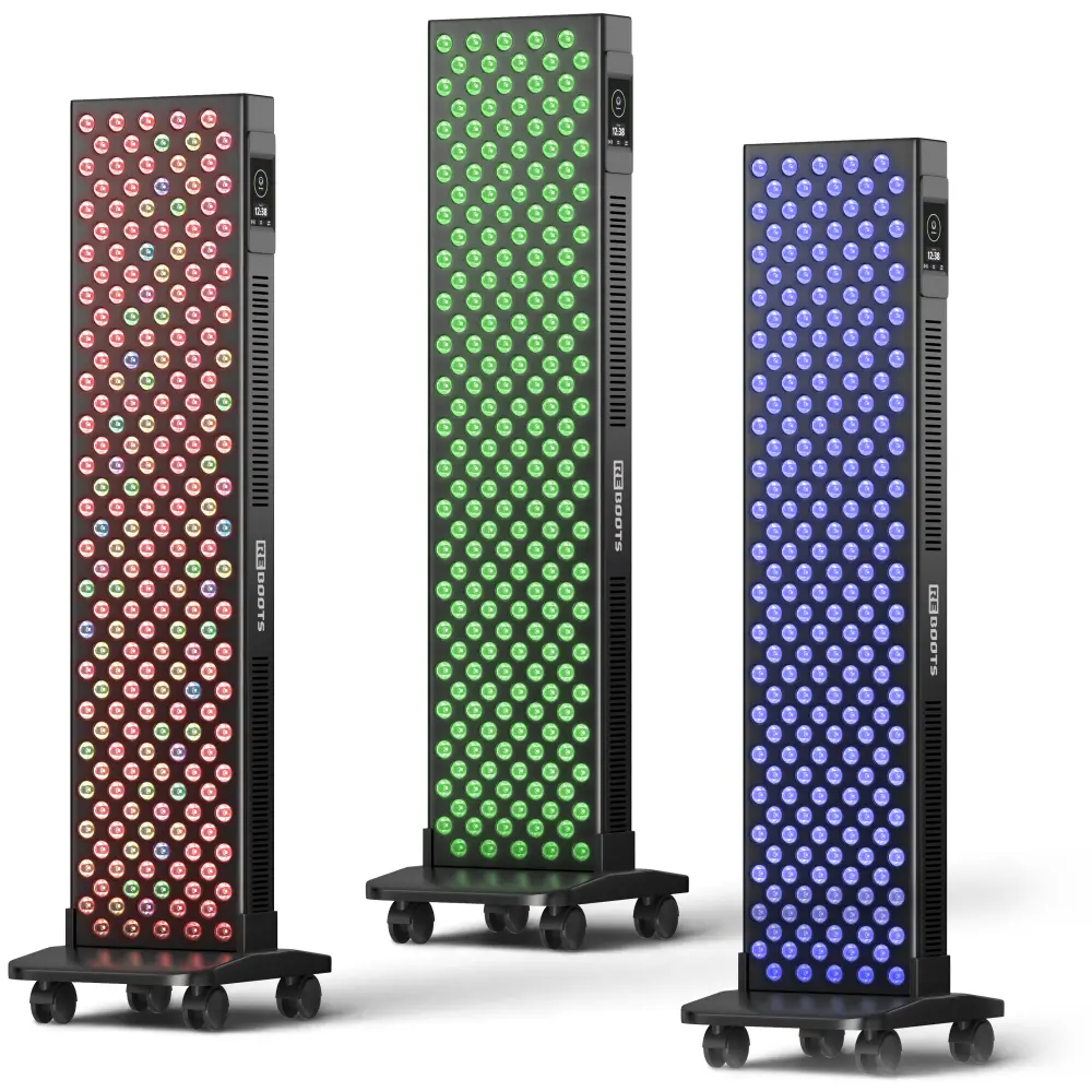 Drei Reboots Relight Pro Standpanels nebeneinander auf rollbaren Füßen, die jeweils in verschiedenen Wellenlängen leuchten: links rot, mittig grün und rechts blau.