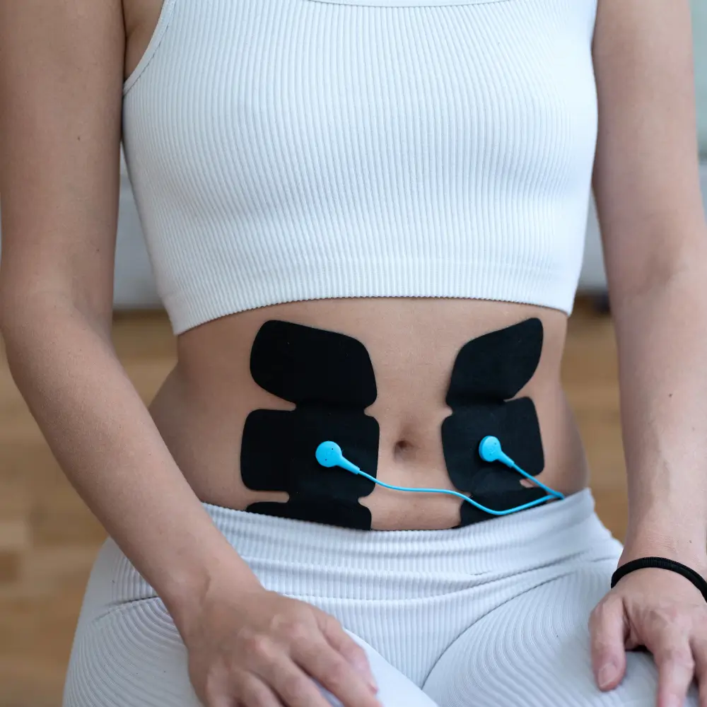 Sportlerin nutzt Bluetens Kit Abs 2 Bauchmuskel-Set für gezieltes Bauch-Training