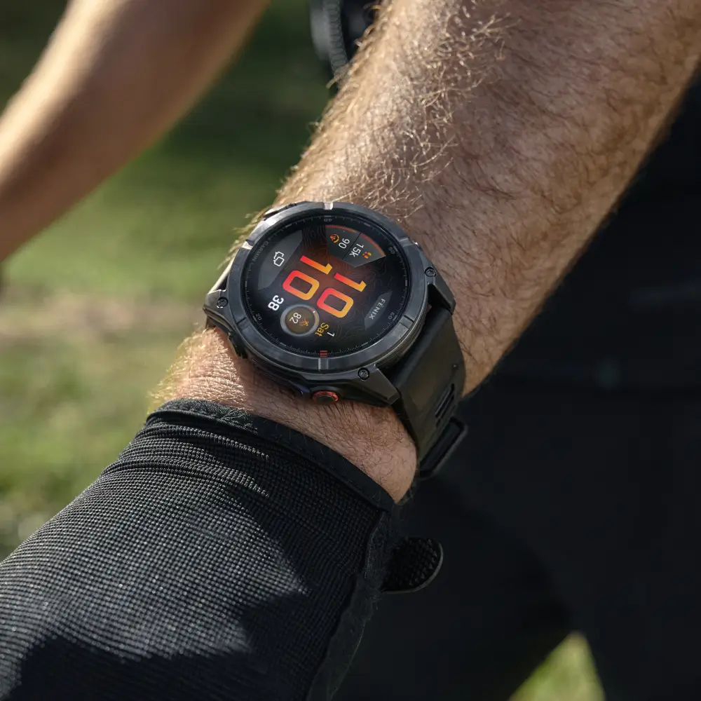 Garmin fenix Pro 8 47mm AMOLED Sapphire Schwarz/Carbongrau Titan DLC 22mm Silikonarmband