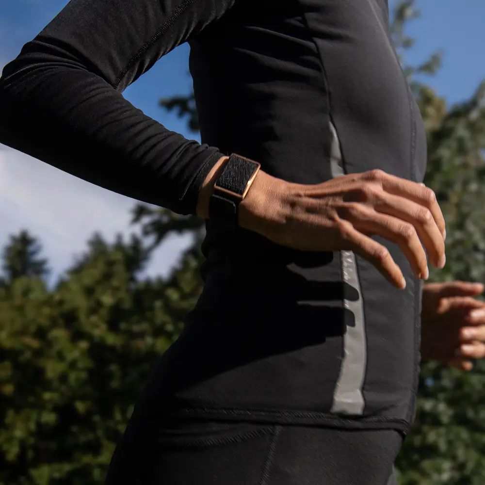 Sportler trägt Polar Loop SoftWeave Wechselarmband – Night Black - beim Fitness